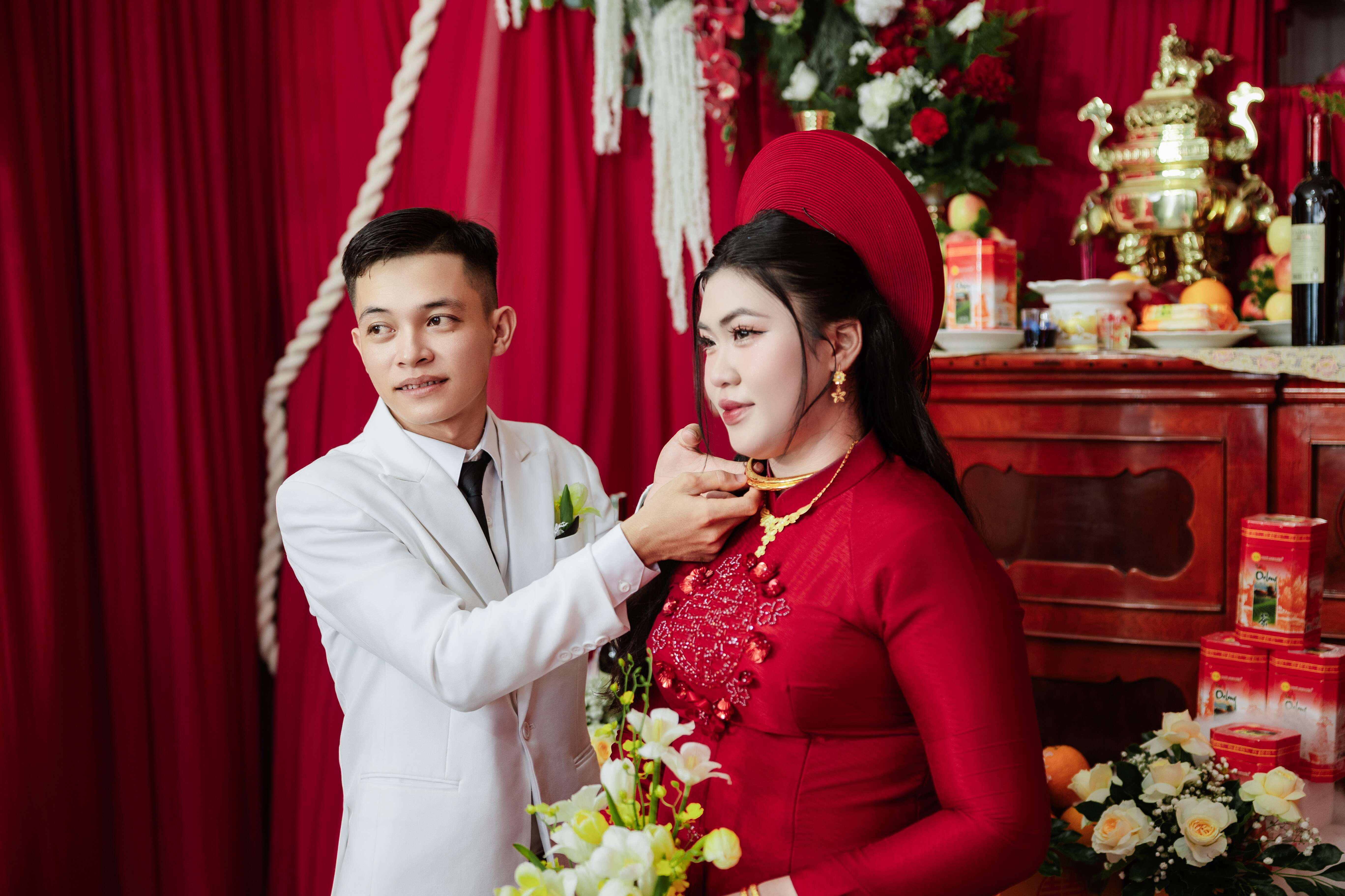 Tiec Hong Quyen Nha Gai